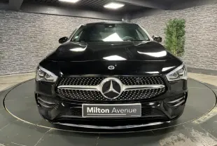 Vue frontale d'une Mercedes Classe CLA 250 e AMG Line noire avec calandre diamantée et logo central chromé.