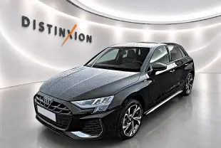 Audi A3 Sportback noir Mythos vue 3/4 avant droit avec jantes alu et éclairage LED dans showroom lumineux.