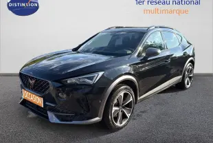 CUPRA Formentor noir minuit métal en 3/4 avant droit, SUV hybride rechargeable avec jantes bi-ton et calandre distinctive.