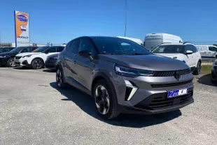 Renault Captur 2025 gris cassiopée avec toit noir, vue 3/4 avant, jantes noires distinctives, stationné en extérieur.