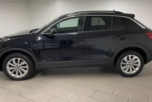 Profil côté gauche du Volkswagen T-Roc 1.5 TSI 150 DSG7 noir intense nacré avec jantes alliage 17'' Johannesburg.