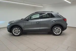 Profil droit du Volkswagen T-Roc 2024 gris Indium avec jantes alliage 17'' Johannesburg dans un intérieur neutre.