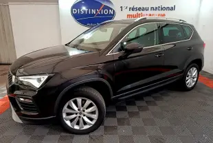 Vue 3/4 avant gauche d'un SEAT Ateca noir 2022 garé en intérieur sur sol damier, avec jantes argentées visibles.