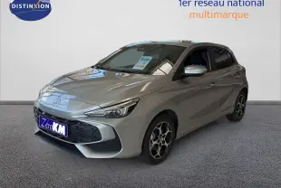 Vue 3/4 avant d'une MG3 1.5L Hybrid+ 195CH Luxury couleur gris argent Cosmic Silver Metal avec jantes noires et grises.
