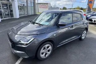 Suzuki Swift 1.2 Hybrid Privilege gris vue 3/4 avant droit, avec jantes alliage et calandre noire brillante.