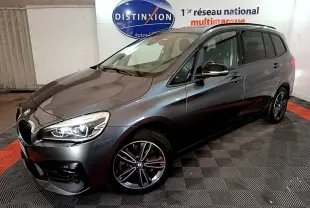 BMW Série 2 Gran Tourer 218d Sport gris foncé vue 3/4 avant droit en intérieur showroom