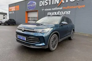Volkswagen Tiguan 2024 bleu Nightshade en 3/4 avant droit, avec jantes alliage et calandre noire brillante.