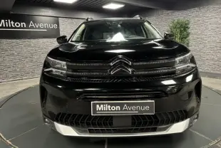 Vue frontale d'un Citroën C5 Aircross noir nacré avec calandre noir brillant et insert chromé en intérieur.
