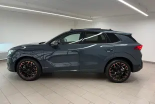 Vue de profil droit du CUPRA TERRAMAR 1.5 eHybrid bleu Fjord avec jantes cuivrées et toit ouvrant panoramique.