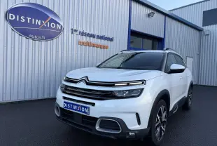 Citroën C5 Aircross blanc nacré en 3/4 avant droit, avec jantes bi-ton et signature lumineuse LED distinctive.