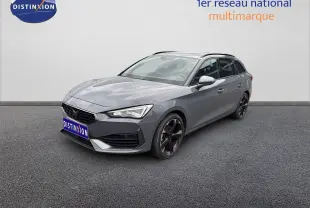 Vue 3/4 avant droite d'une CUPRA LEON ST gris Graphene métal avec jantes noires biton et calandre distinctive.