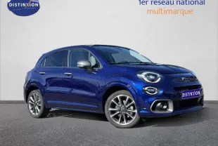 Vue 3/4 avant droit d'une FIAT 500X bleu profond avec jantes alliage et rétroviseurs argentés.