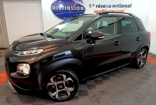 Citroën C3 Aircross noir vue 3/4 avant droit, avec jantes distinctives et barres de toit noires visibles.