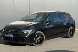 Volkswagen Golf 8 R-Line noire vue 3/4 avant droit avec jantes noires et vitres surteintées.