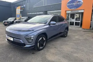 Hyundai KONA Electric 2023 Metal Blue en 3/4 avant droit, avec jantes alu et calandre fermée.
