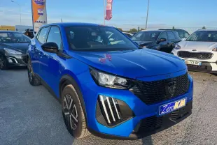 Peugeot 2008 bleu Vertigo Metal en 3/4 avant droit, avec calandre noire et feux LED distinctifs.