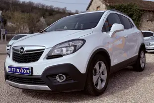 Opel Mokka X blanc vue 3/4 avant droit, avec calandre noire et jantes alliage cinq branches.