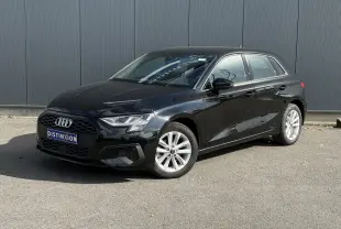 Audi A3 Sportback 30 TFSI noir Mythe vue 3/4 avant droit, avec jantes alliage léger et calandre hexagonale noire.
