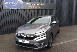 Dacia Sandero 2024 gris vue 3/4 avant droit, avec calandre moderne et jantes alliage distinctives.