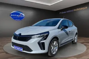 Renault Clio V 1.5 BlueDCI 100 Evolution gris Rafale vue 3/4 avant droit en studio avec enjoliveurs 16'' Amiticia