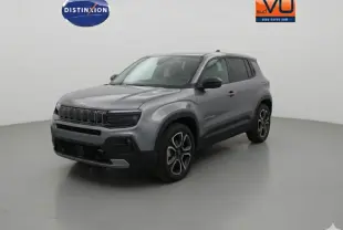 Jeep Avenger gris 3/4 avant droit, jantes alliage 18 pouces et calandre noire distinctive.