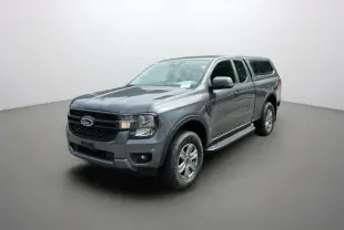 Ford Ranger gris carbone en 3/4 avant droit avec hard-top et marchepieds latéraux visibles.