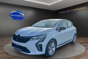 Renault Clio V blanche vue en 3/4 avant droit, avec feux Full LED et jantes 16'' Amiticia visibles.