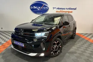 Citroën C5 Aircross Ph.2 Max Hybride noir Perla Nera en 3/4 avant droit avec phares LED allumés en showroom