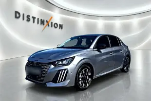 Peugeot 208 gris Artense vue 3/4 avant droit, avec phares LED et jantes alliage distinctives.